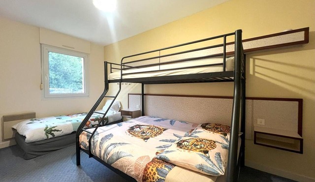 Bed and Breakfast 'Chambre Familiale' with Wi-Fi in Caurel