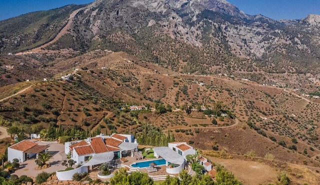 Bohemian villa with pool near Canillas