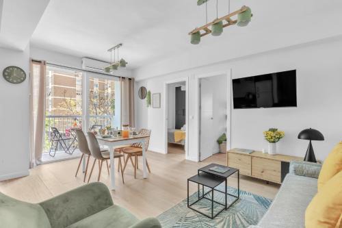 Bright 3BR Apartment 300m to Beach AC