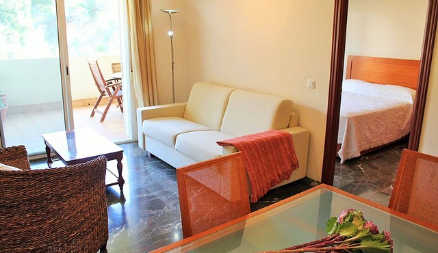Bright house for 4 people 700 meters from the beach with pool
