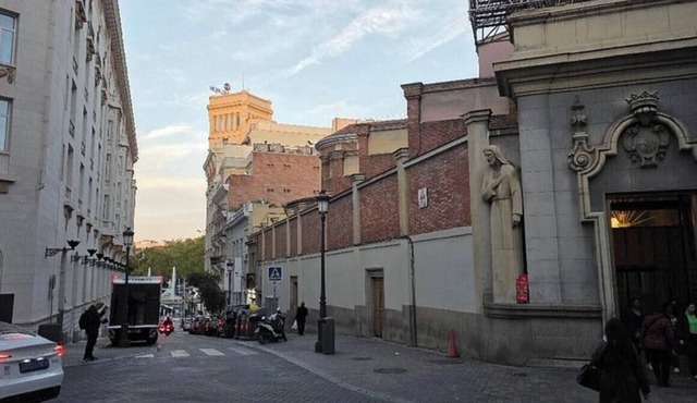 Bright Industrial-Chic Home with Garden, Gym & Parking Near Retiro Park in Madrid