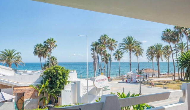 Bright seaside apartment with terrace in San Pedro de Alcántara