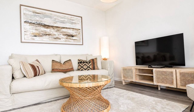 Brisa – Elegant Three-Bedroom Penthouse with Pool, Gym & Easy Access to Málaga