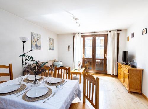 Canfranc Estacion 2-bedroom apartment with parking in Canfranc-Estación