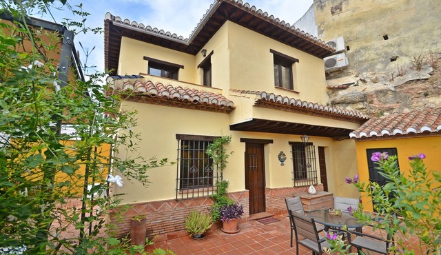 Carmen de la Bailaora, patio, garden and views of the Alhambra