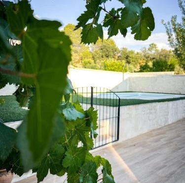 Casa abuhardillada con piscina y chimenea