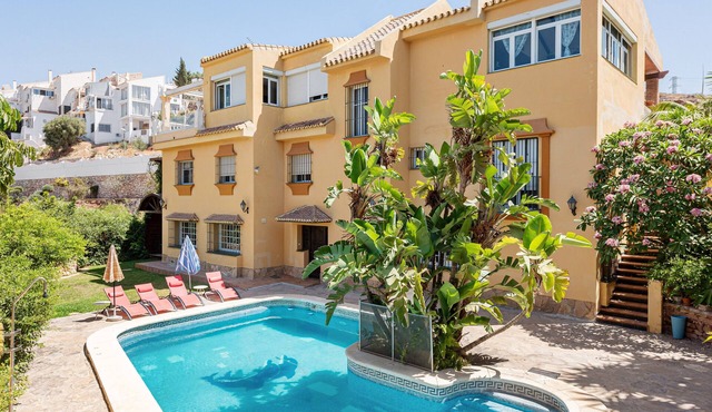 Casa del Golf – 15-min walk to the beach, mountain view, private pool, Wi-Fi in Málaga