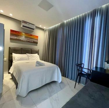 Casa Flat, 1Suíte, Ar-Cond, Área Gourmet e Garagem Ampla 02carros in Montes Claros