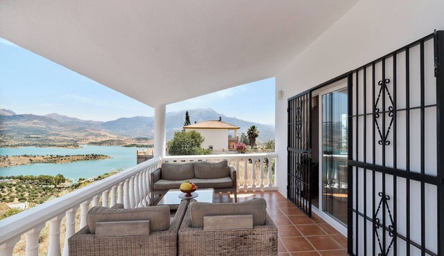 Casa Juan for 8 people, with a private pool, a patio with a grill, and a magnificent lake view