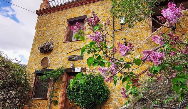 Casa Rural La Jirola - La Vivienda 1 with Mountain Views, Wi-Fi, and Air Conditioning