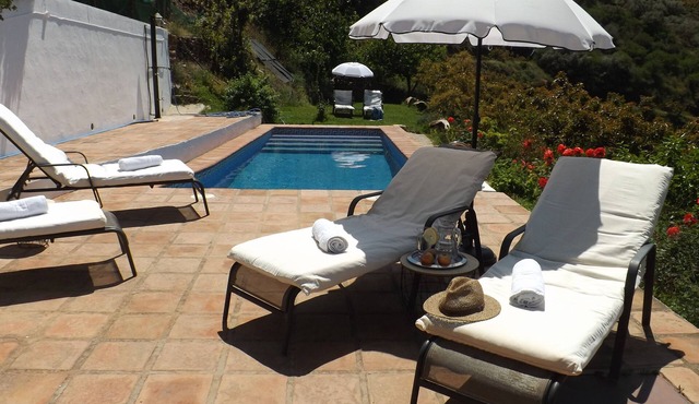 Casa rural rodeada de arboles frutales con piscinas privadas y wifi
