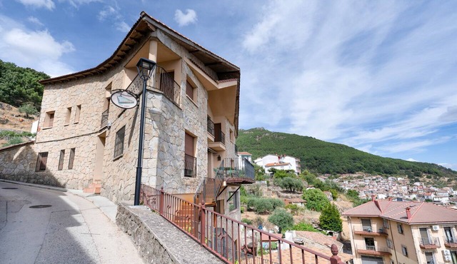 Casa Spa La Fuente del Duende: mountain views, private heated pool, and Wi-Fi