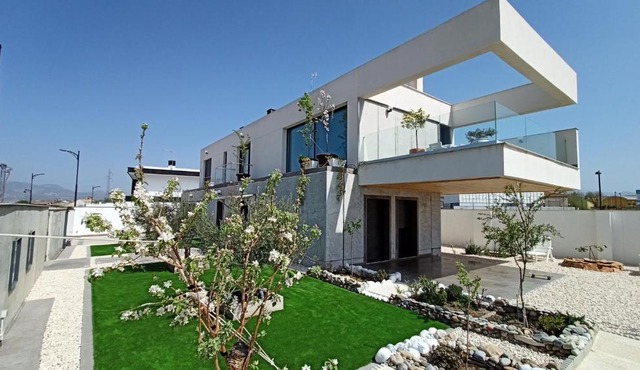 Chalet con piscina y jardín, no fumadores ni fiestas