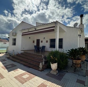 Chalet independiente en zona residencial rural con piscina privada