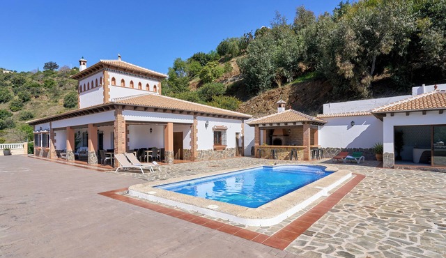 Chalet 'Villa Alejandro En Sayalonga' with Mountain View, Wi-Fi and Air Conditioning