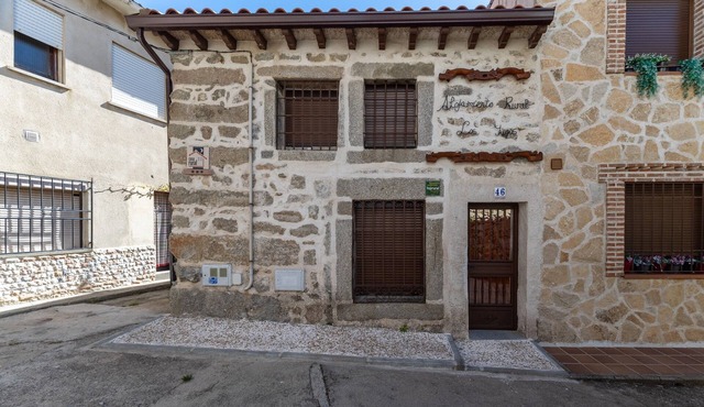 Charming Country House in Navaluenga with Mountain Views and Wi-Fi