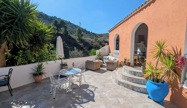 Charming Country House Mountain Retreat & Pool sleeps 8
