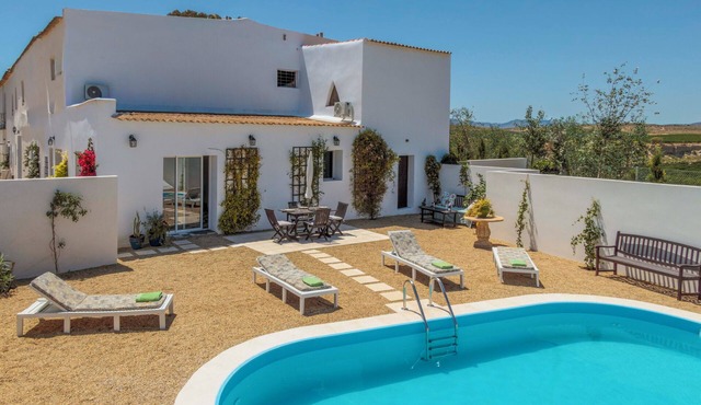 Charming Dovecote, rural setting, private exclusive pool and garden, sleeps 4.