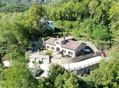 Charming House in Ogassa, Perfect for 10 Guests in Ogassa