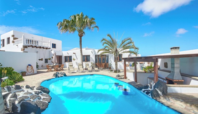 Charming rural villa with heated pool and mountain views - Tinajo in Tinajo