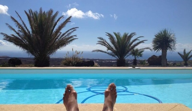 charming studio with fantastic sea views in a private villa and pool in La Asomada