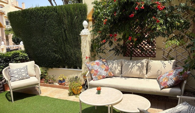 Charming year-round villa featuring a private solarium and an adjacent pool. Perfect for pet owners in Playa Flamenca