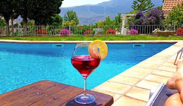 CLASSIC ANDALUSIAN VILLA, SURROUNDED BY ORANGE TREES, FOUNTAINS. PRIVATE POOL.