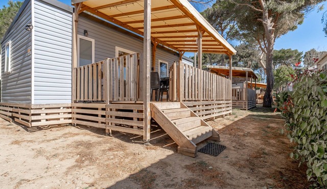 Comfortable Mobile Home at Domaine La Yole 5-Star Campsite in Vendres