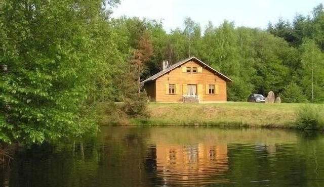 Comfortable waterside chalet with private pond fishing in the Morvan. in Moux-En-Morvan