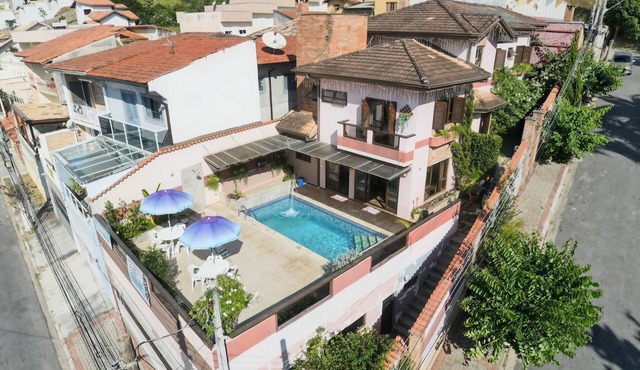Complete house in the center of Guararema with heated pool! in Centro Guararema