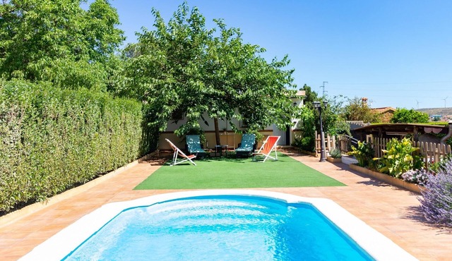 Cosy cottage with pool, garden and wifi