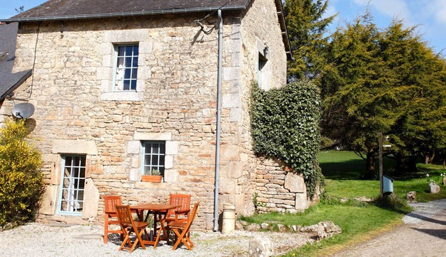 Cosy gite with shared pool and indoor games room in Ploërdut