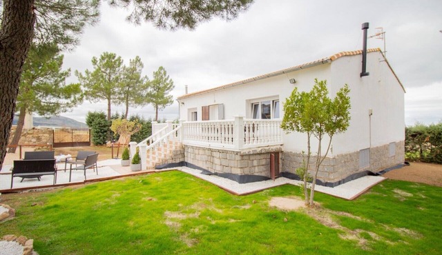 Country House 'La Casa del Alcalde' with Mountain Views, Private Terrace and Wi-Fi