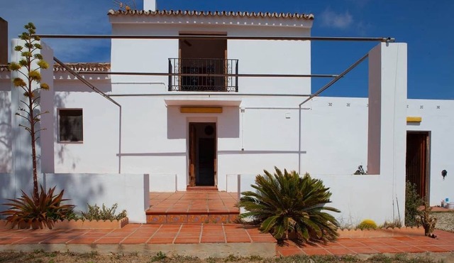 Country house with pool & sea views