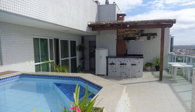 Coverage w / pool and barbecue for 15 people, 3 suites w / air cond. in Guarapari