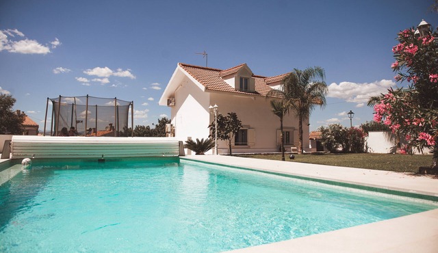 Cozy House with large pool and great views near the beach