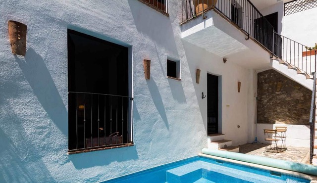Cozy house with pool