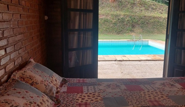 Cozy suite with relaxing pool view surrounded by nature in São Pedro Areal