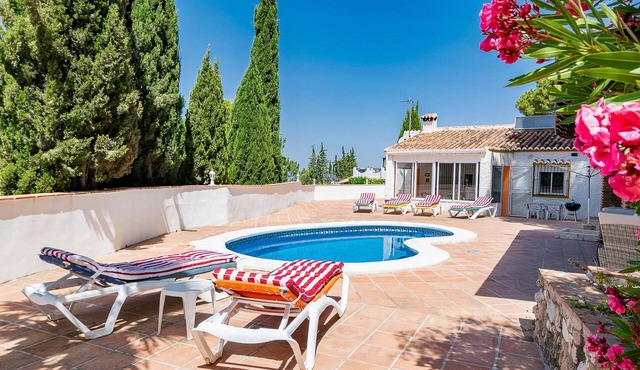 Cruz del Monte: One-Level Villa with Private Pool and 3 bedrooms in Costa del Sol.