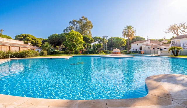 Cubo's El Refugio de Elviria House/communal pool/air conditioning/terrace/free Wi-Fi in Marbella
