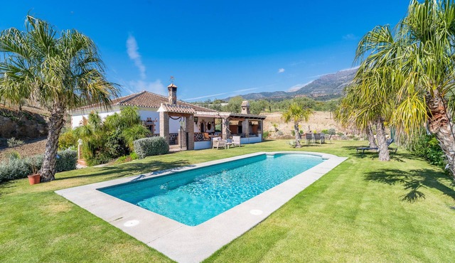 Cubo's El Valentin Rural House & Saltwater Pool/terrace/fireplace/BBQ/mountain views
