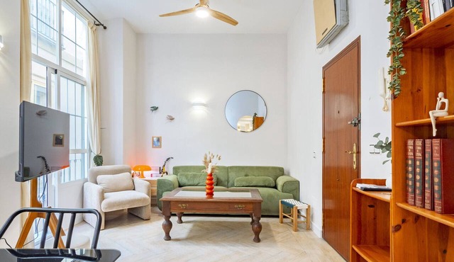 Cubo's Luciano Malaga Apartment & Optional Parking/city center/close to businesses/free Wi-Fi