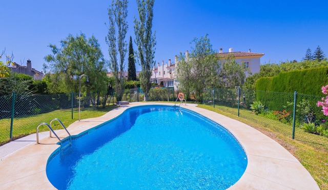 Cubo's Townhouse Sierrezuela/communal pool/BBQ/terrace/parking