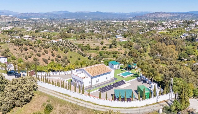Cubo's Villa El Encinar/views/private pool/wifi/electric car charger