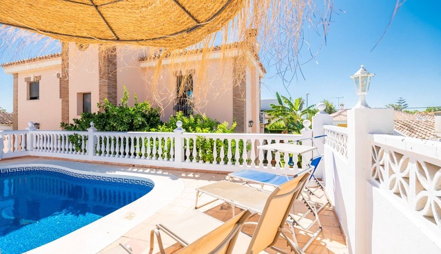 Cubo's Villa Palacio Valdes. Private pool and terrace, free wifi and AC