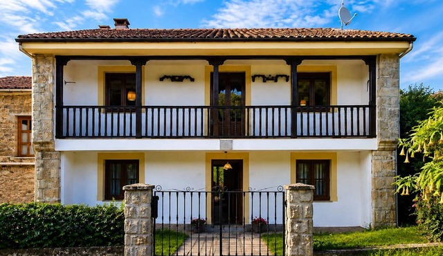 El Joyu Erías | House with a fenced-in garden in Llanes in Vidiago