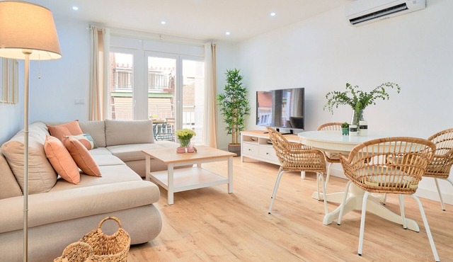 Elegant 3-Bedroom Apartment in Central Málaga Near Top Attractions