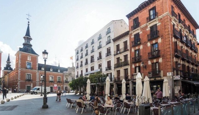 Elegant Luxury Apartment in Puerta del Sol with 3 En-Suite Bedrooms