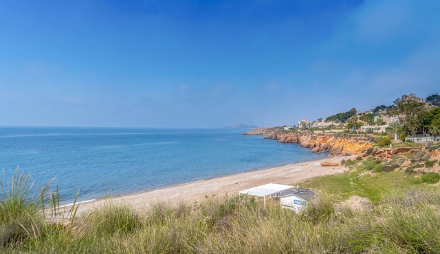 Enjoy a relaxing vacation by the sea in this vacation apartment with a beautiful conservatory.