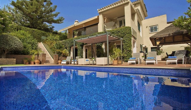 Luxury Family Villa in Calahonda - Heated Pool, Jacuzzi, Walk to Restaurants